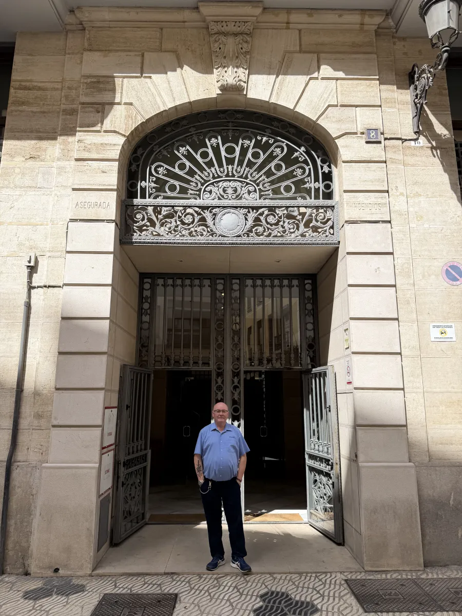 Portal señorial con puerta de forja de una finca en Valencia