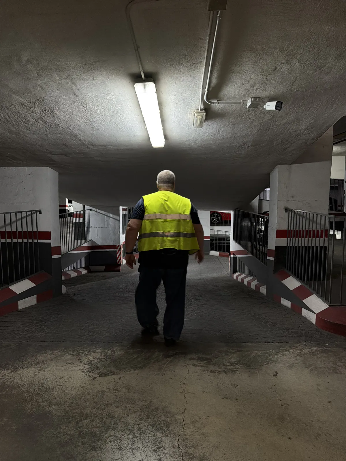 Garajista en ronda nocturna por la rampa del parking