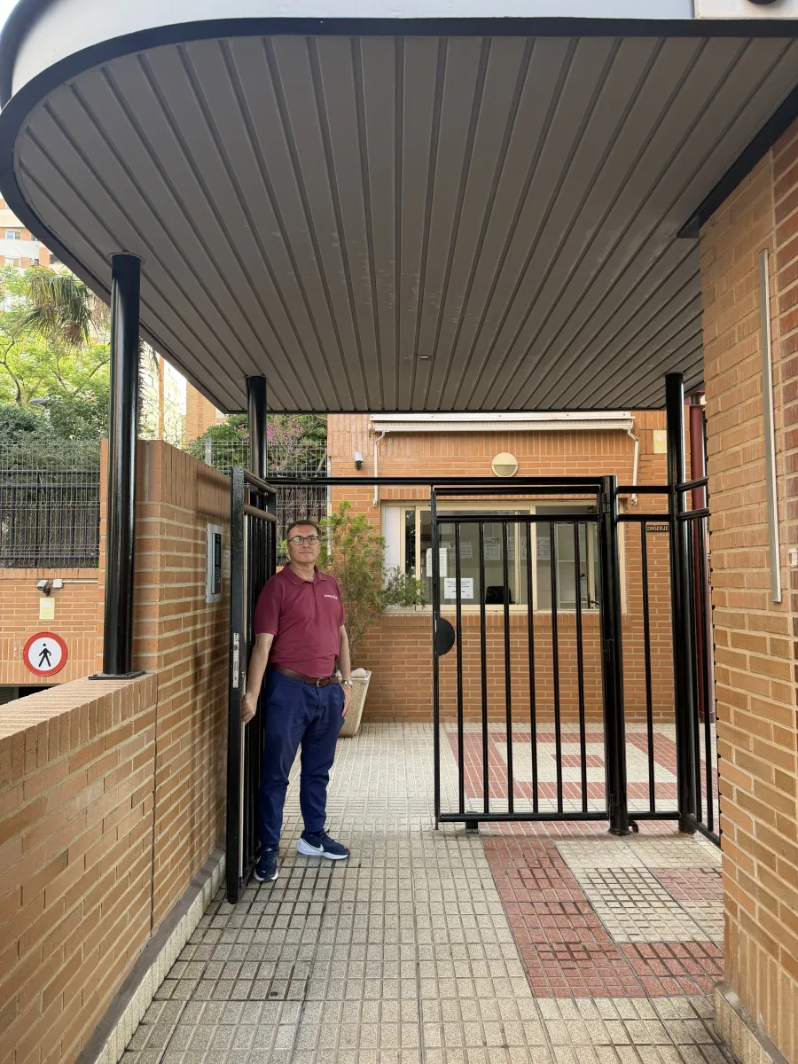 Empleado en el acceso peatonal cubierto de la finca